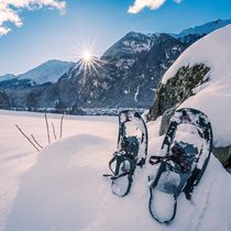 Schneeschuhwandern in verschneiter Winterlandschaft im Ötztal © Raphael Wohlfarter / Locked in Light