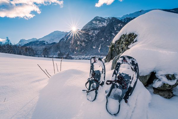 Schneeschuhwandern in verschneiter Winterlandschaft im Ötztal © Raphael Wohlfarter / Locked in Light